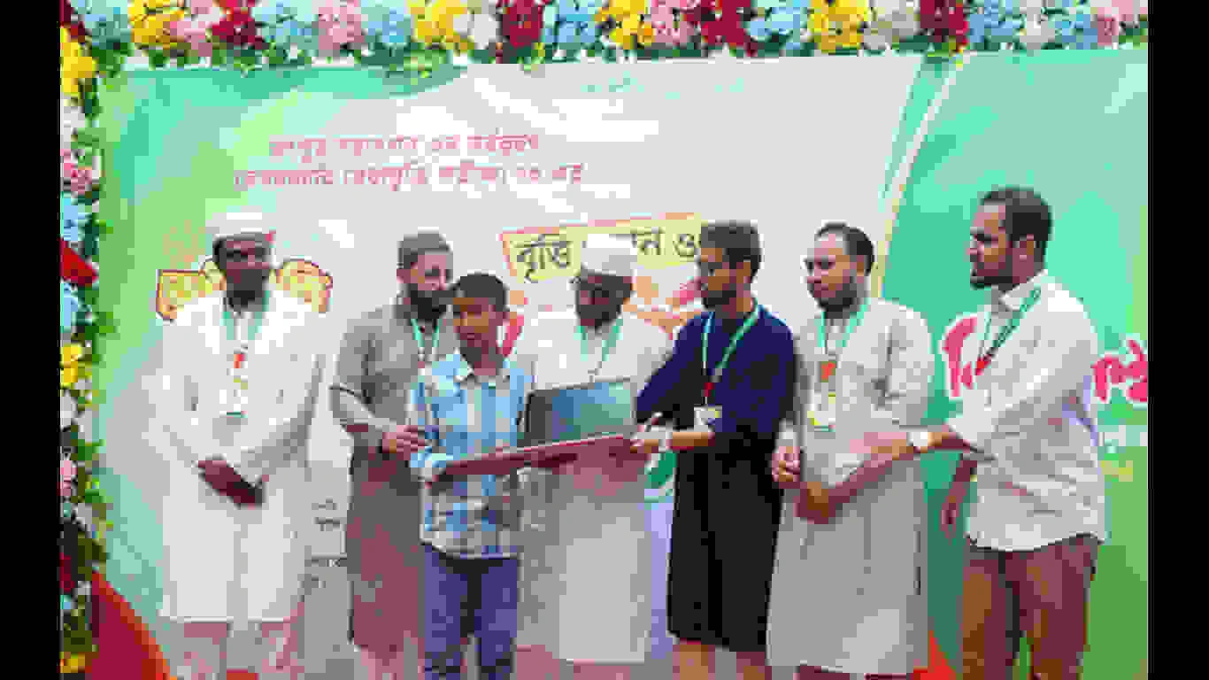 রংপুর মহানগরের সর্ববৃহৎ বেসরকারি মেধাবৃত্তি পরীক্ষা কিশোরকণ্ঠ মেধাবৃত্তি পরীক্ষা ২০২৫ এর পুরস্কার প্রদান অনুষ্ঠানে ল্যাপটপ বিজয়ী।
