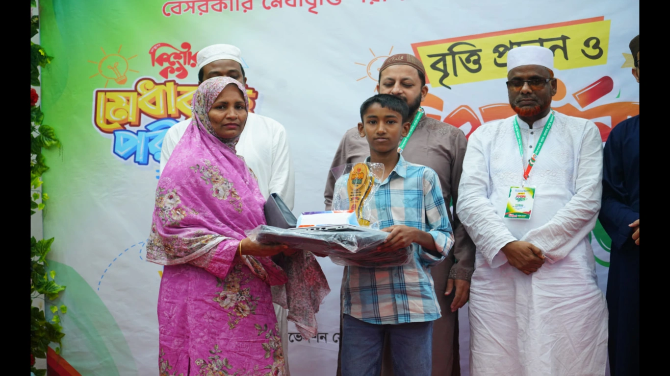 রংপুর মহানগরের সর্ববৃহৎ বেসরকারি মেধাবৃত্তি পরীক্ষা কিশোরকণ্ঠ মেধাবৃত্তি পরীক্ষা ২০২৫ এর পুরস্কার প্রদান অনুষ্ঠানে ল্যাপটপ বিজয়ী।