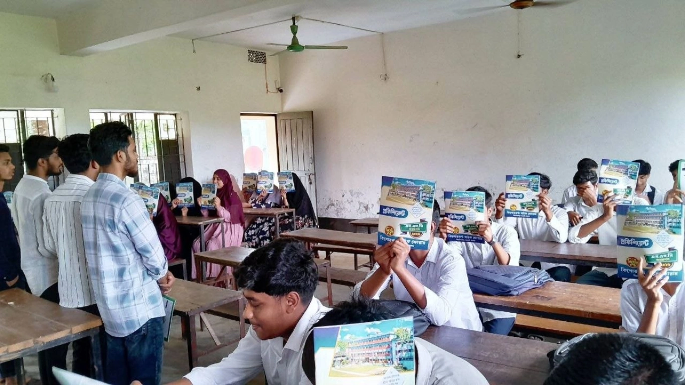এসএসসি পরিক্ষার্থীদের মাঝে কিশোরকন্ঠ প্রফিসিয়েন্ট সাজেসন্স বিতরন করছে বিয়ানীবাজার সরকারি কলেজ
